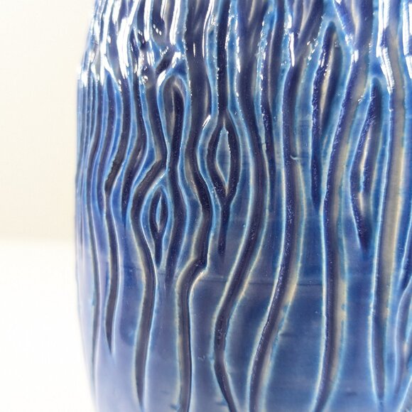 Handmade carved pottery storage jar in blue and white - Picture 12 of 12